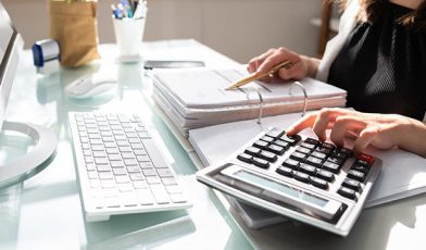 Zwolnienie przedmiotowe z VAT - co to jest, kogo dotyczy i jak działa? Przewodnik