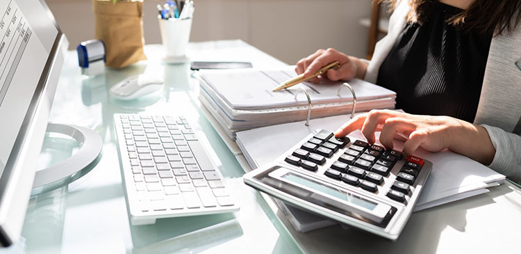 Zwolnienie przedmiotowe z VAT - co to jest, kogo dotyczy i jak działa? Przewodnik