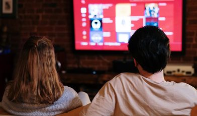 Ile kosztuje reklama w TV? Kompleksowy przewodnik po cenach i strategiach w Polsce