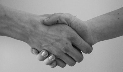 Reguła wzajemności - czym jest i jak działa? Praktyczny przewodnik po psychologii społecznej