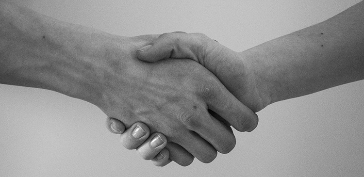 Reguła wzajemności - czym jest i jak działa? Praktyczny przewodnik po psychologii społecznej