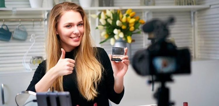 Współpraca reklamowa - na czym polega? Kompleksowy przewodnik po umowach w marketingu
