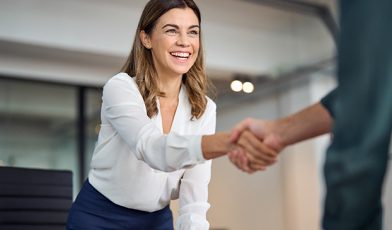 Human to human - czym jest, jak działa i dlaczego rewolucjonizuje biznes B2B i B2C? Poradnik