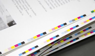Materiały poligraficzne - czym są i dlaczego są tak ważne w druku? Przewodnik