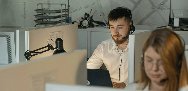 Wsparcie IT - czym jest i jak technologia napędza biznes? Przewodnik