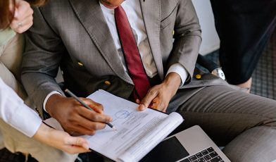 Odroczone płatności dla firm - czym są i jak wpływają na płynność finansową? Przewodnik