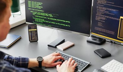 Projekt informatyczny - czym jest, jak przebiega i jak nim zarządzać? Poradnik