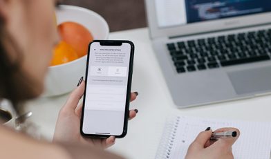 Tester aplikacji mobilnych - kim jest, jak pracuje, ile zarabia i jak nim zostać? Poradnik