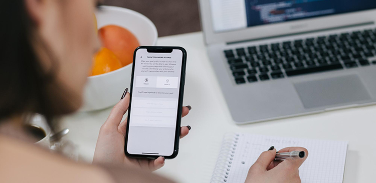Tester aplikacji mobilnych - kim jest, jak pracuje, ile zarabia i jak nim zostać? Poradnik