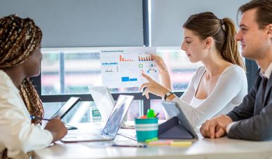 CRM dla firmy usługowej - co to jest, jak działa i jak wybrać najlepszy system dla swojego biznesu? Poradnik