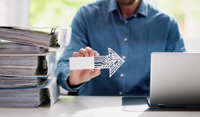 Cyfryzacja a digitalizacja - czym są, czym się różnią i na czym polegają te procesy? Poradnik