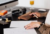 Desk research - czym jest, jak je wykorzystać i dlaczego badanie gabinetowe wspiera decyzje biznesowe? Poradnik