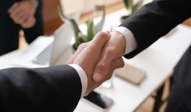 Metoda SPIN - czym jest w sprzedaży i jak rewolucjonizuje relacje z klientem B2B? Poradnik