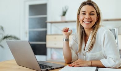 Social media specialist - kim jest, czym się zajmuje i ile zarabia? Kompleksowy przewodnik