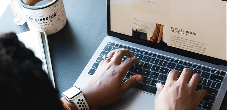 Tekst reklamowy - czym jest i jak go napisać, żeby skutecznie sprzedawał? Poradnik