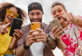 Aplikacja webowa a mobilna - czym się różnią i co wybrać dla swojego biznesu? Poradnik