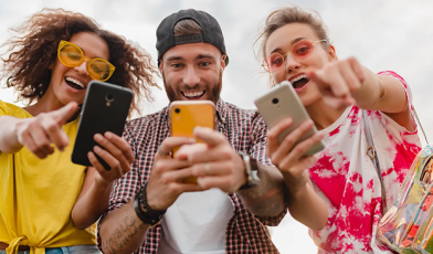 Aplikacja webowa a mobilna - czym się różnią i co wybrać dla swojego biznesu? Poradnik