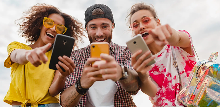 Aplikacja webowa a mobilna - czym się różnią i co wybrać dla swojego biznesu? Poradnik