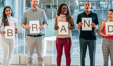 Brand recognition - czym jest w brandingu i jak wpływa na decyzje zakupowe konsumentów? Poradnik