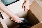 Dostawa w sklepie internetowym - czym jest, jak ją wdrożyć i jakie metody wybrać? Poradnik