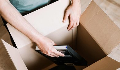Dostawa w sklepie internetowym - czym jest, jak ją wdrożyć i jakie metody wybrać? Poradnik