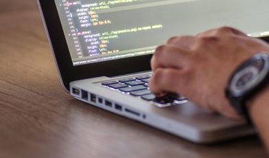Eager loading - czym jest, jak działa i jak wpływa na wydajność serwisu? Poradnik