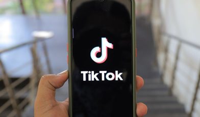 Kiedy wstawiać TikToki? Poznaj najlepsze godziny i dni na publikację w Polsce