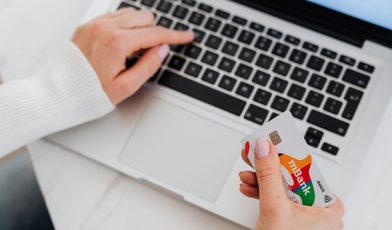 Płatności online - czym są, jaką pełnią funkcję w sklepie internetowym i jaką bramkę płatniczą wybrać na start? Poradnik