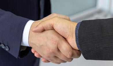 Powitanie nowego pracownika - jak zaplanować skuteczny onboarding w firmie? Poradnik