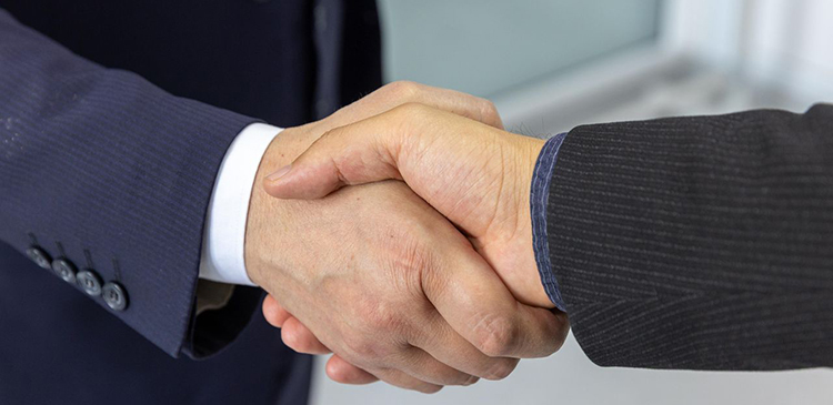 Powitanie nowego pracownika - jak zaplanować skuteczny onboarding w firmie? Poradnik