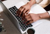 Prowadzenie bloga firmowego - na czym polega i dlaczego Twój biznes go potrzebuje? Poradnik