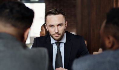 Sprzedaż pośrednia - czym jest, na czym polega i jak rozwijać sieć partnerską? Poradnik