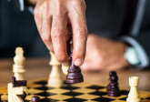 Strategia konkurencyjna - czym jest w biznesie i jak buduje przewagę rynkową? Poradnik