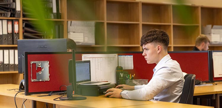 Zadaniowy czas pracy a godziny pracy - czym jest ten system w biznesie i jak go prawidłowo rozliczać? Poradnik