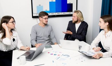 Zogniskowany wywiad grupowy - czym jest i jak stosować badanie FGI w biznesie? Przewodnik