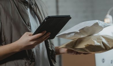 Zwrot towaru zakupionego w sklepie internetowym - czym jest i jak go poprawnie wykonać? Poradnik